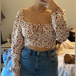 Cropped long sleeve square neck floral top!